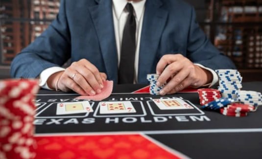 Pengguna menikmati permainan sports dan casino di perangkat Android dengan tampilan stylish mamakslot